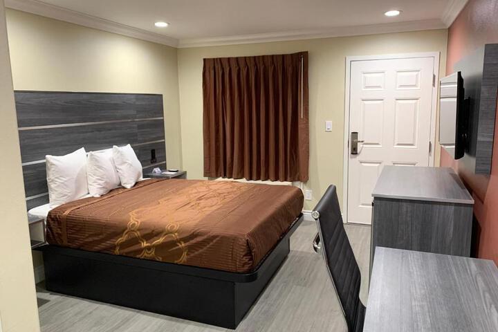 Deluxe Queen Bed (2 of 11)