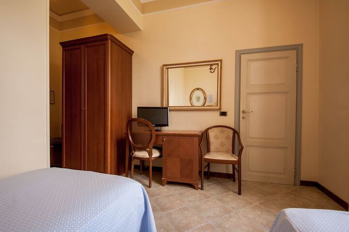 Room 10 of 42