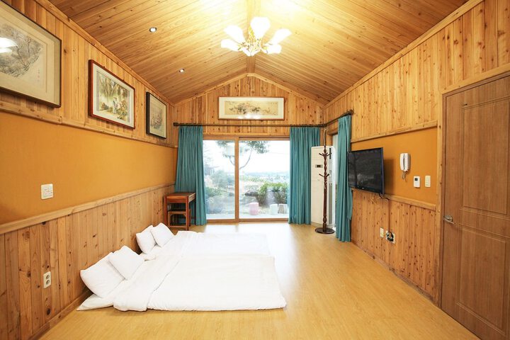 Room 4 of 182