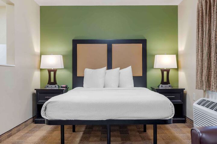 Studio Queen Bed (11 of 12)