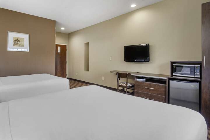 1 Queen Bed Mobility Hearing Impaired Accessible Room (7 of 14)