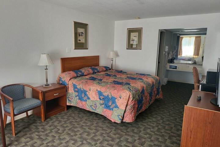 1 King Bed (3 of 8)