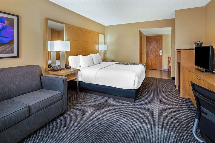 1 King Bed (2 of 9)