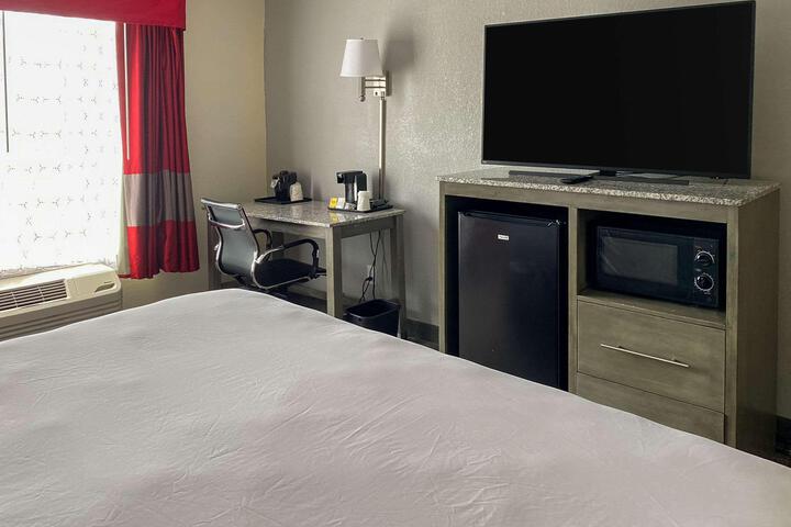 1 King Bed (1 of 11)