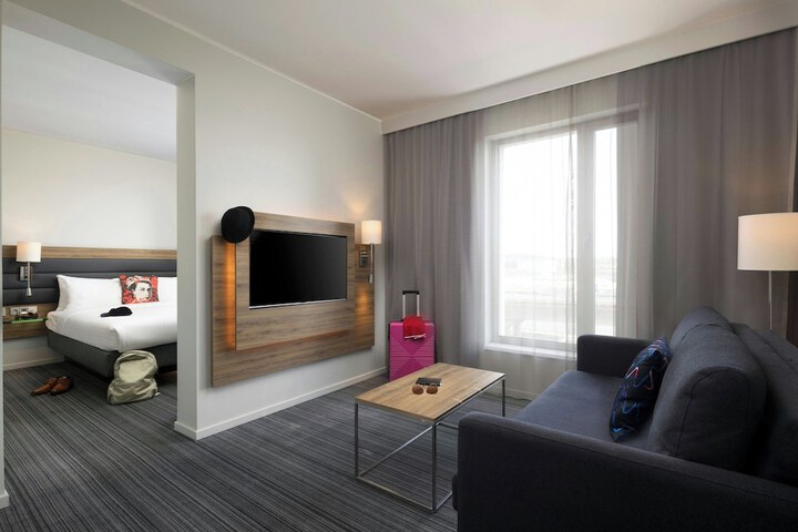 Lounge 74 of 88