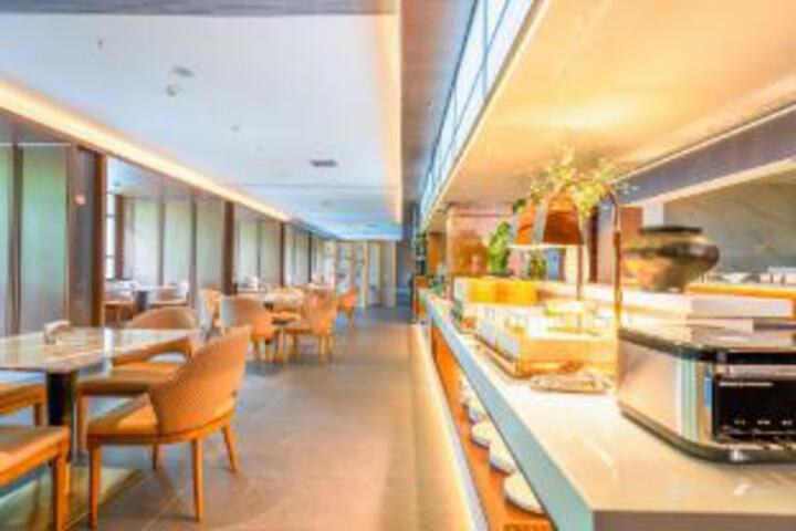 Dining 8 of 23