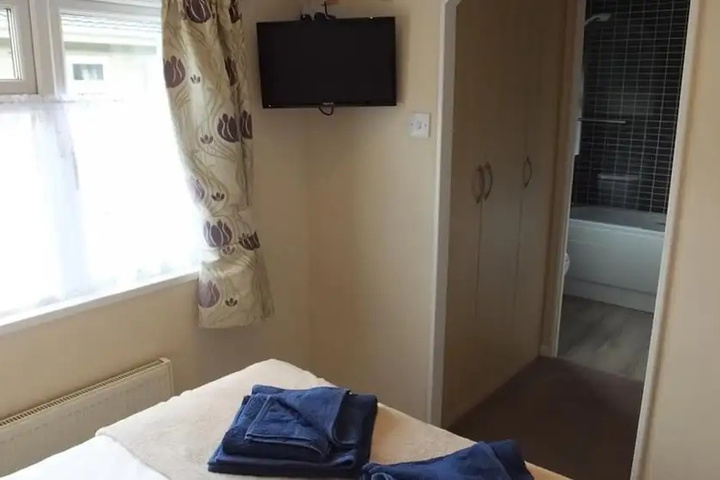 Room 5 of 12