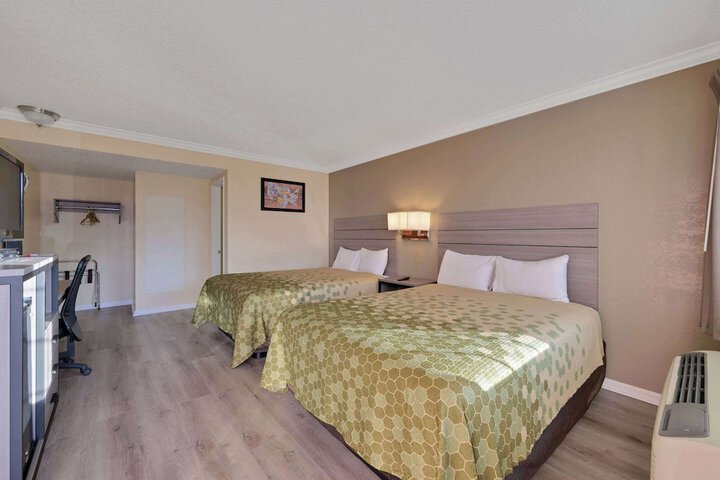 1 Queen Bed (9 of 24)