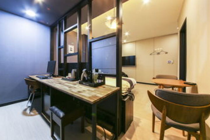 Room 15 of 28