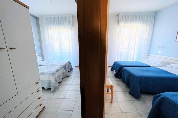 Room 5 of 9