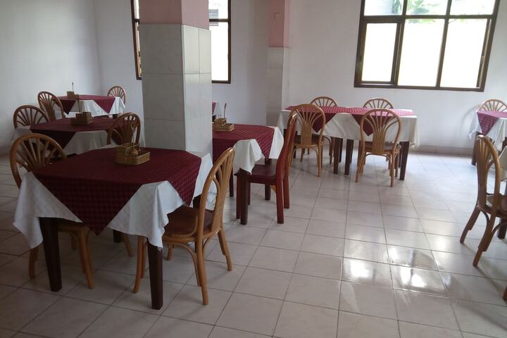 Dining 18 of 21