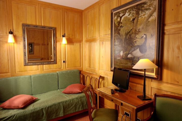 Room 13 of 32