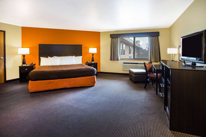 1 King Bed (6 of 19)