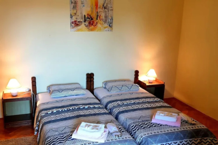 Room 5 of 17