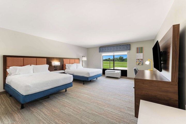 2 Queen Beds Beds Accessible (9 of 14)