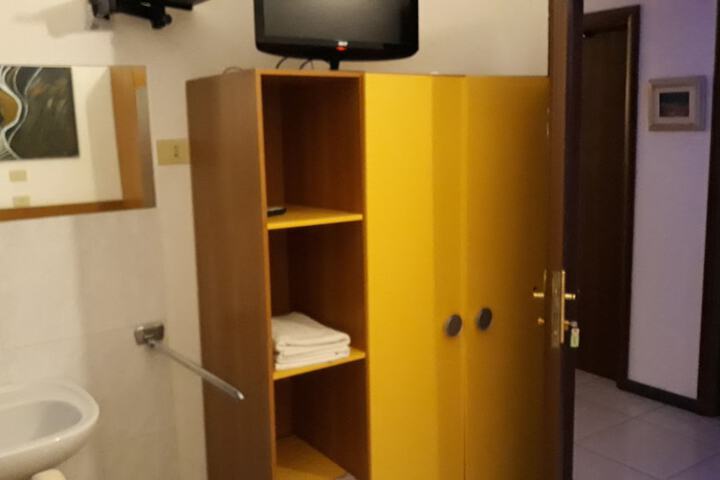 Room 13 of 34