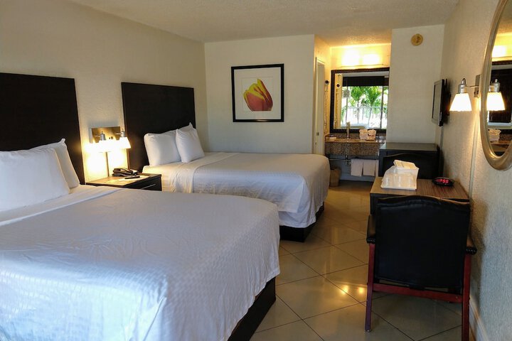 1 Queen Bed (8 of 11)