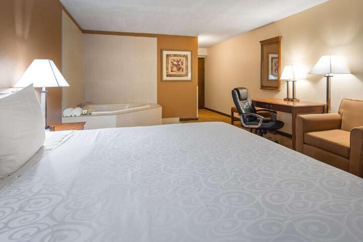 1 King Bed Exterior Building (4 of 8)