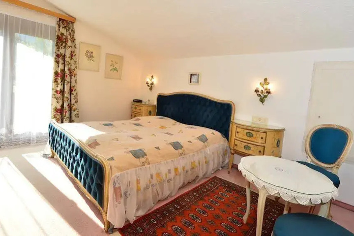 Room 4 of 13