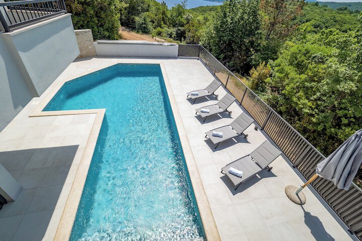 Pool 16 of 34