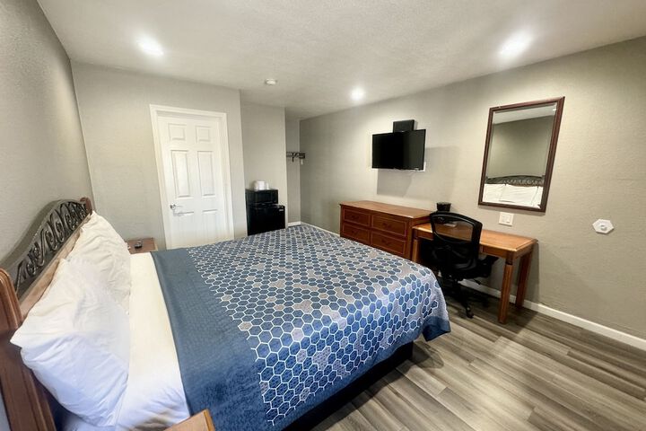 Single Room 1 King Bed (1 of 9)