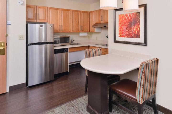 1 Queen 1 Bedroom Suite Comm Mobility Accessible (31 of 39)