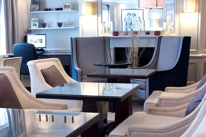 Lounge 141 of 143