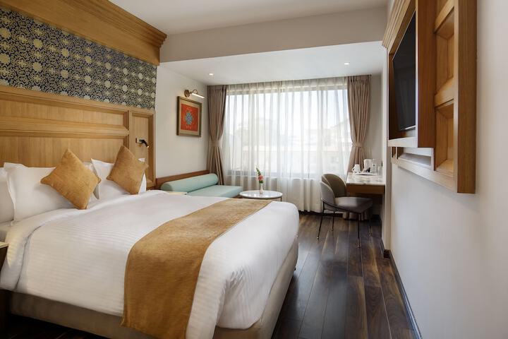 Room 5 of 32