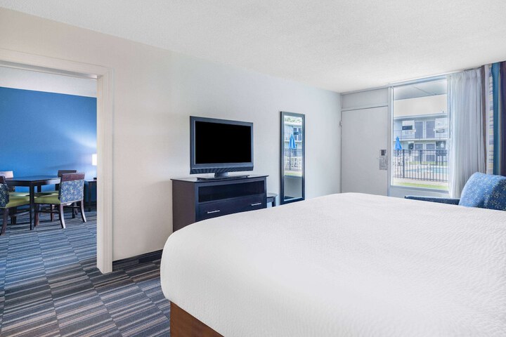 1 King Bed (3 of 10)
