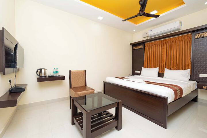 Room 8 of 12