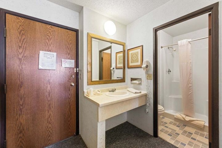 Executive Suite (1 of 8)