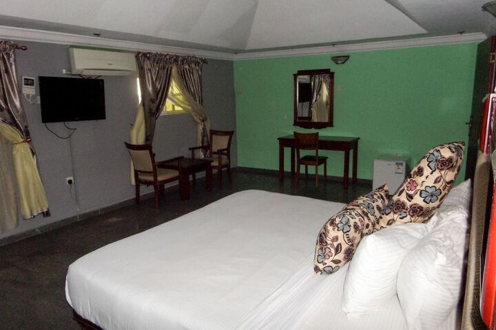 Room 7 of 13