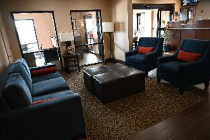 Lounge 2 of 20