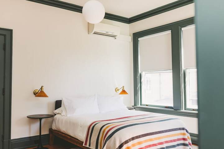 Room 4 of 79