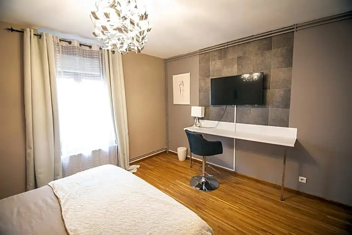 Room 4 of 10