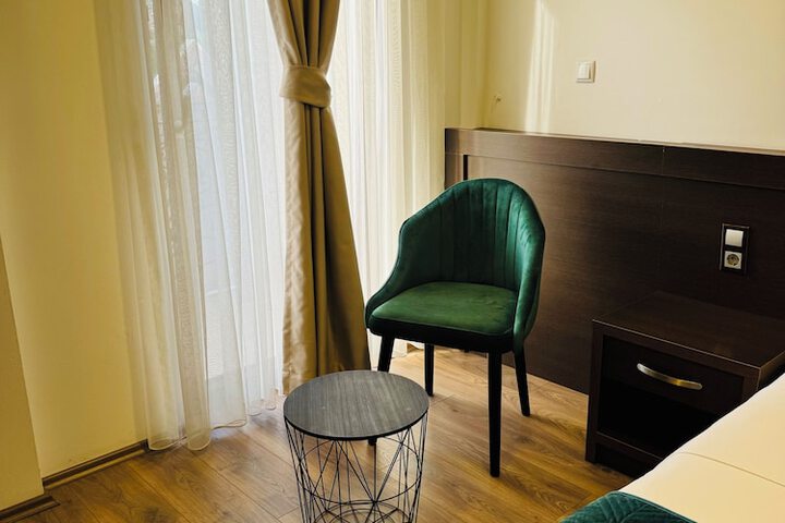 Room 2 of 40