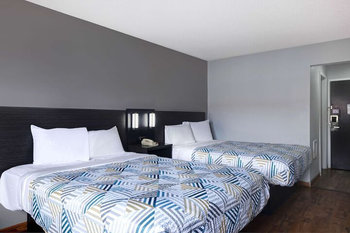 2 Queen Beds (7 of 9)