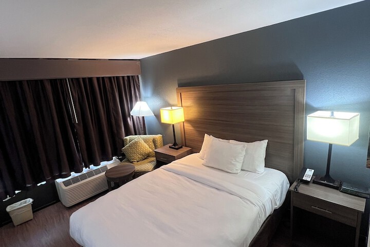 1 Queen Bed (3 of 5)