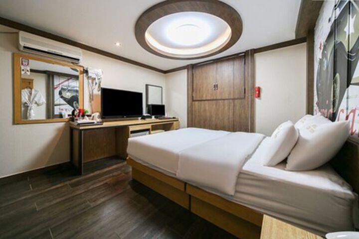 Room 28 of 28