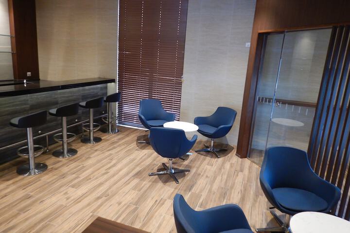 Lounge 85 of 89
