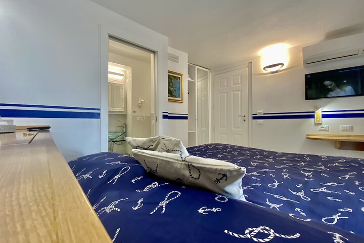 Room 34 of 190