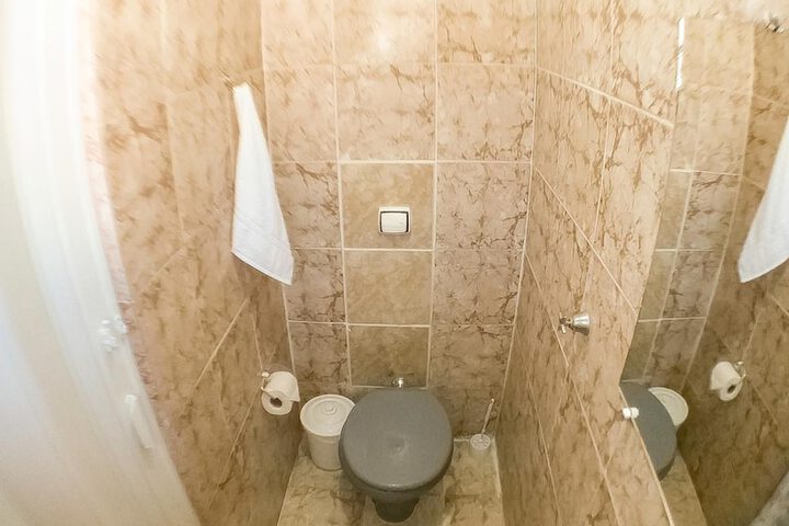 Room 17 of 38