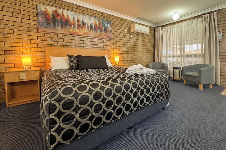 Room 11 of 32