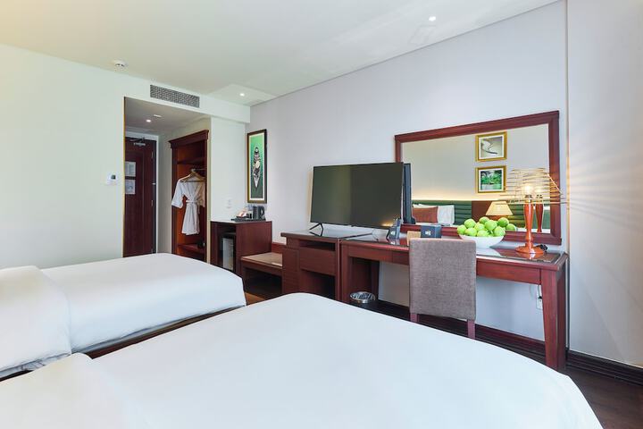 Room 34 of 102