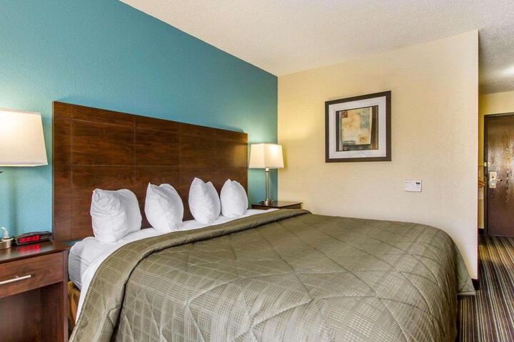 1 King Bed Accessible (3 of 3)