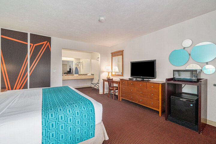 1 King Bed (6 of 27)