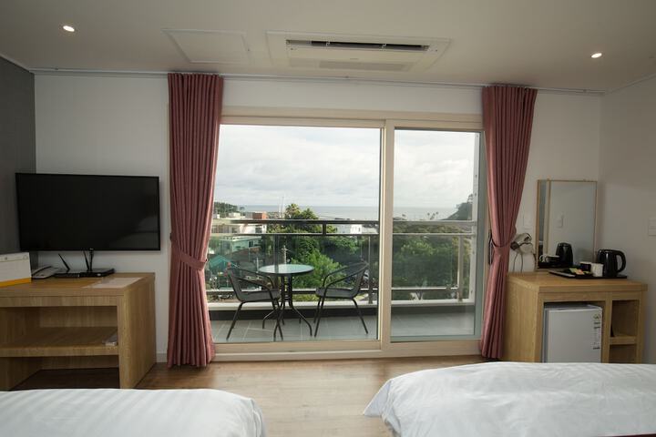 Room 4 of 77