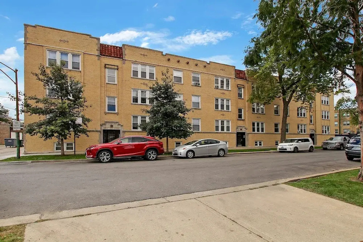 Exterior of 1BR Vibrant Apt in Old Irving Park