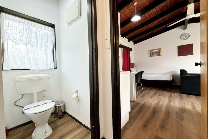 Room 32 of 42