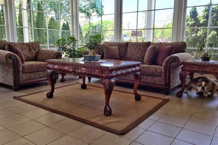Lobby lounge
